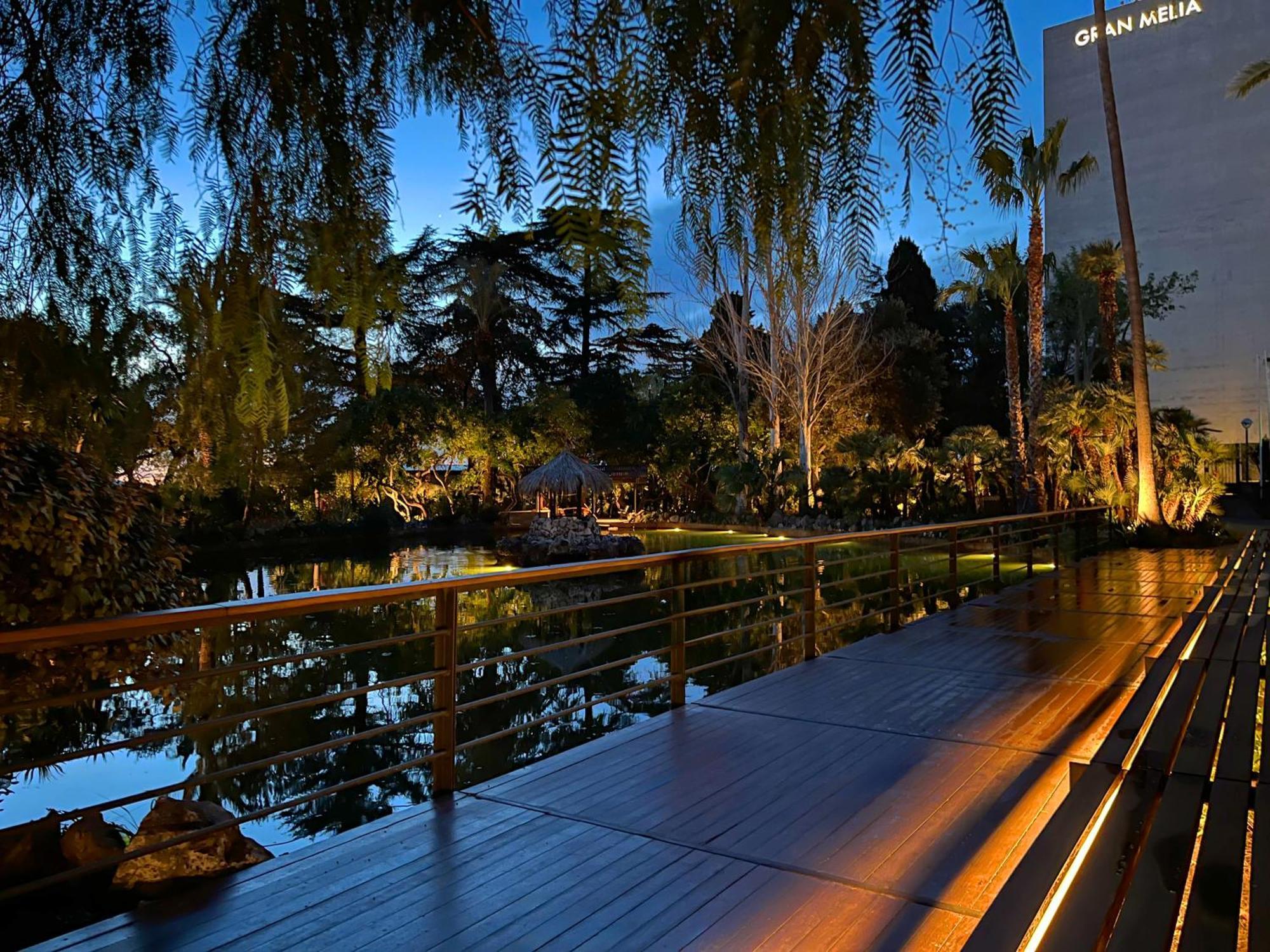 Torre Melina, A Gran Melia Hotel Barcelona Exteriér fotografie The park at night