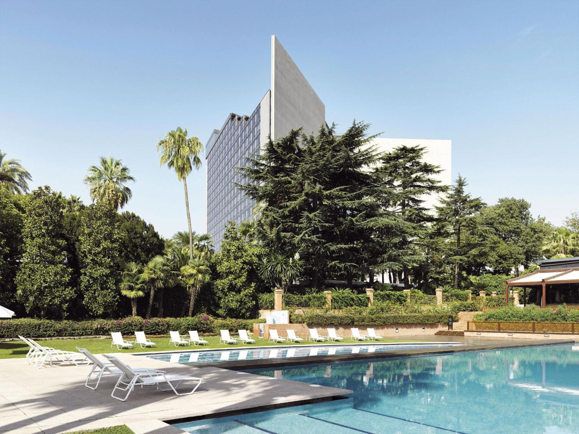 Torre Melina, A Gran Melia Hotel Barcelona Exteriér fotografie The swimming pool at the hotel