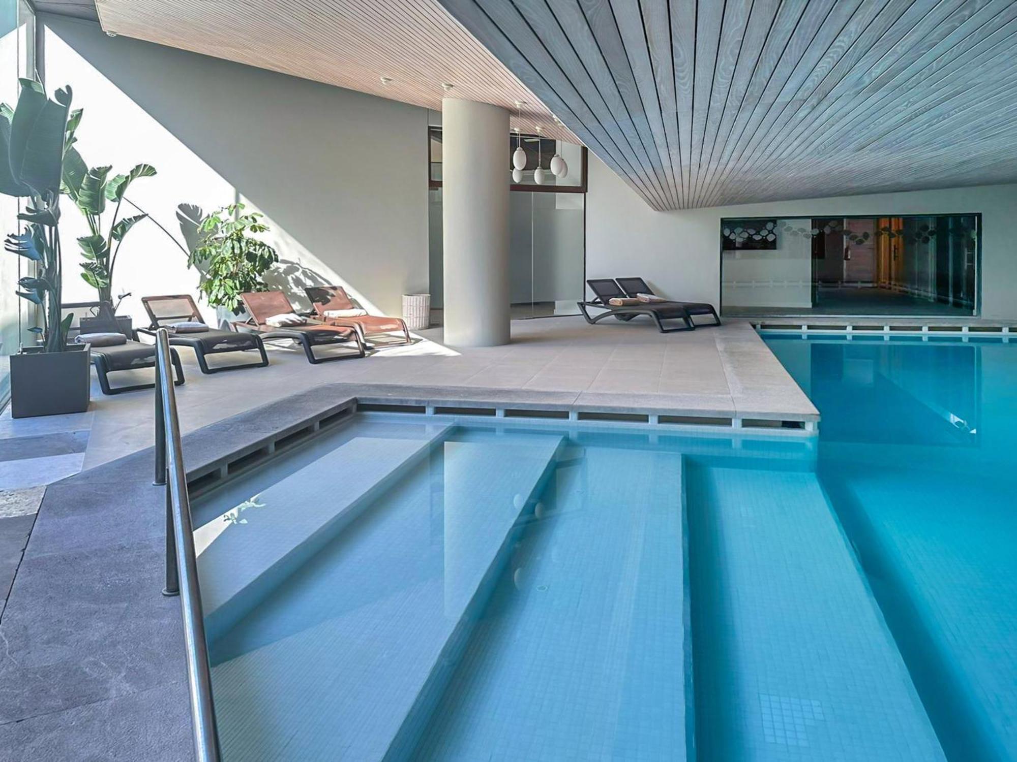 Torre Melina, A Gran Melia Hotel Barcelona Exteriér fotografie The pool at the hotel